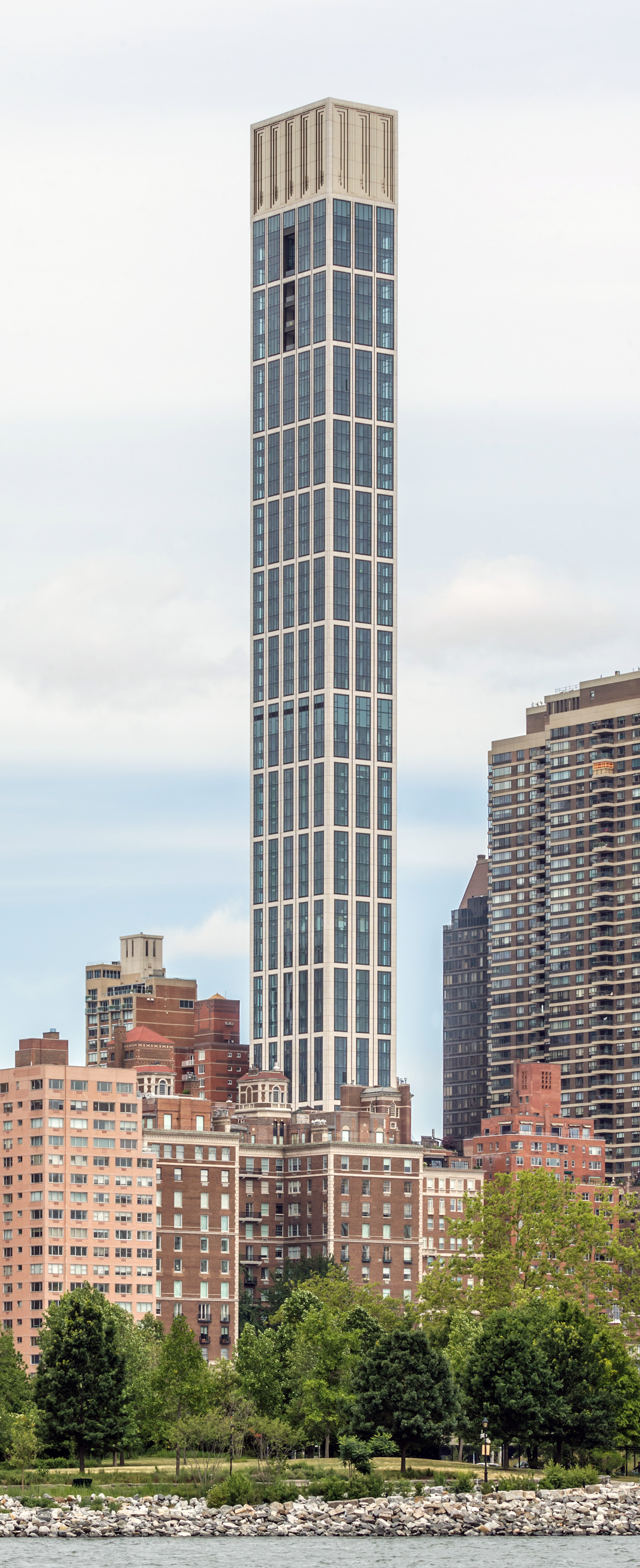 Sutton 58, New York City - View from Queens. © Mathias Beinling
